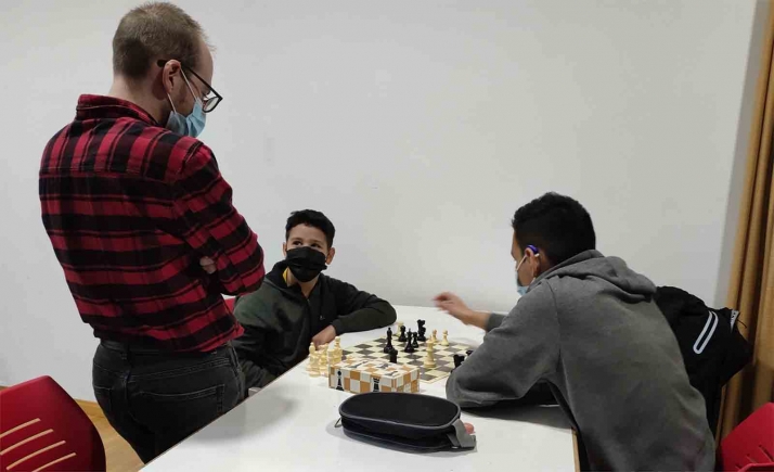 El  ajedrez del Casino y Cruz Roja impulsan hábitos saludables para menores vulnerables