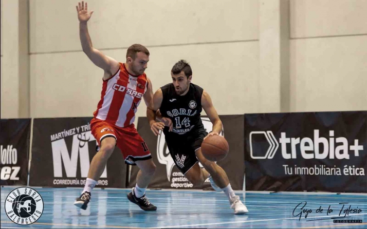 El Transler logra su quinta victoria ante el Base (61-56) y mantiene vivo el sueño de la Liga EBA