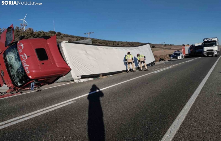 Aparatoso accidente de un camión en la N-122