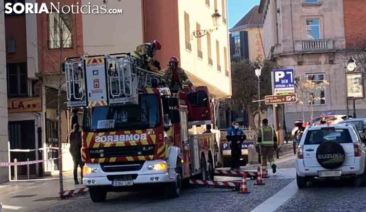 Intervención para retirar un nido de cigüeña