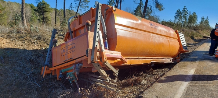 Vuelca un quitanieves en la carretera en Matamala y el conductor resulta herido