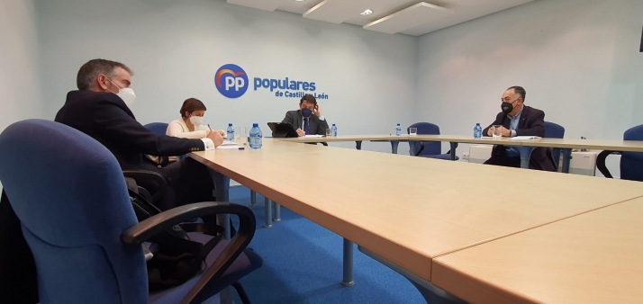 Mañueco traslada a CSIF su voluntad de gestionar la recuperación de las 35 horas