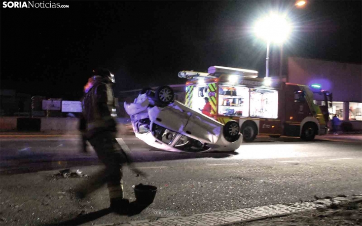 AMPLIACIÓN: Una mujer trasladada al hospital tras el vuelco de un turismo en la avenida de Valladolid