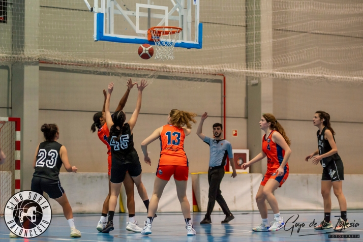 El CSB femenino dio la cara en el primer tiempo en Torrelavega, donde perdió por 63-37