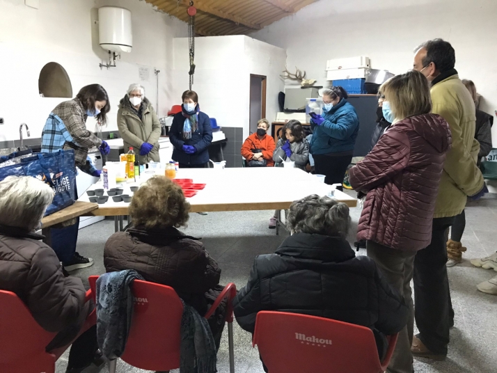 Ontalvilla de Almazán mantiene el hecho a mano para luchar contra la despoblación