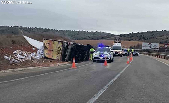 Vuelco de un camión en El Burgo 