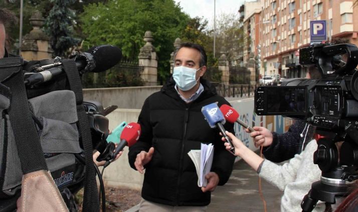 Insisten en la exigencia de solucionar la salida del parking del Espolón