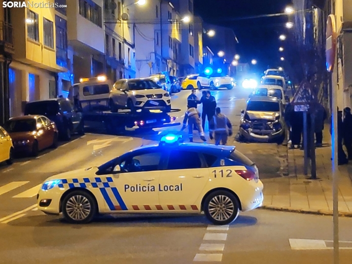 Susto nocturno en Soria con el choque de un vehículo con otros aparcados