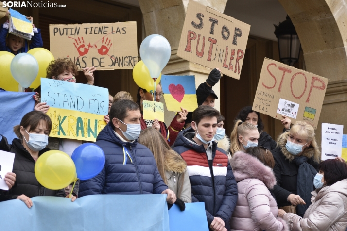 Al grito de No a la guerra cerca de 400 sorianos han mostrado su apoyo a Ucrania
