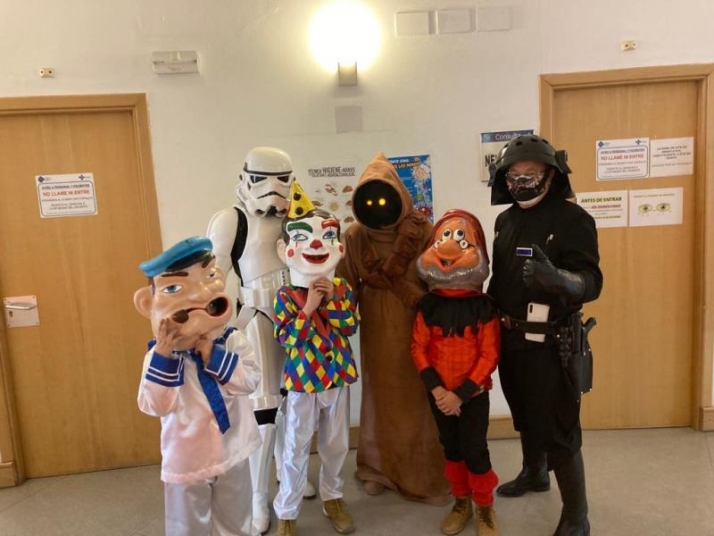 Cabezudos y personajes de Star Wars animan la vacunación de los más pequeños