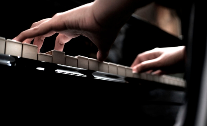 Luis Agius une piano y poesía en el Círculo Amistad Numancia