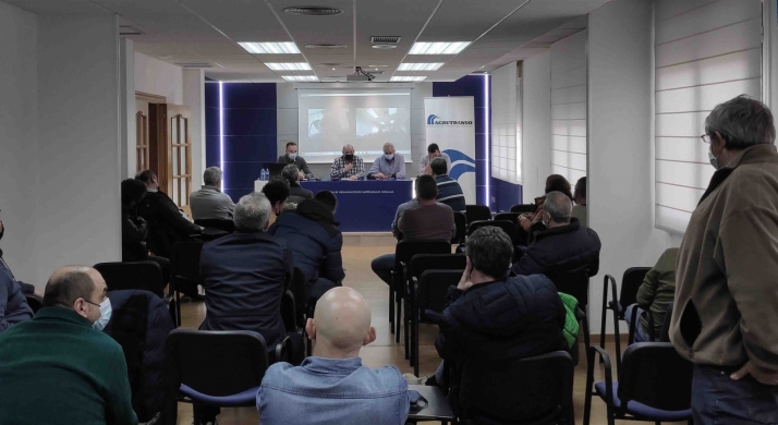 Imagen de la asamblea extraordinaria de AGRUTRANSO de esta mañana. /FOES