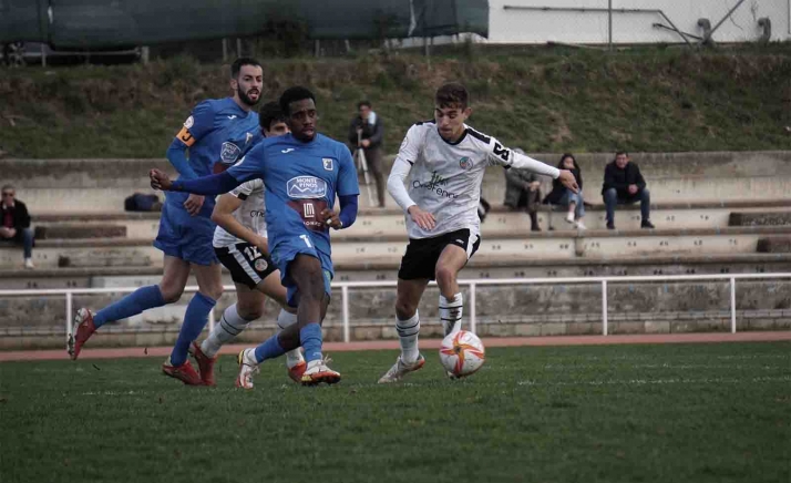 El Almazán golea fuera