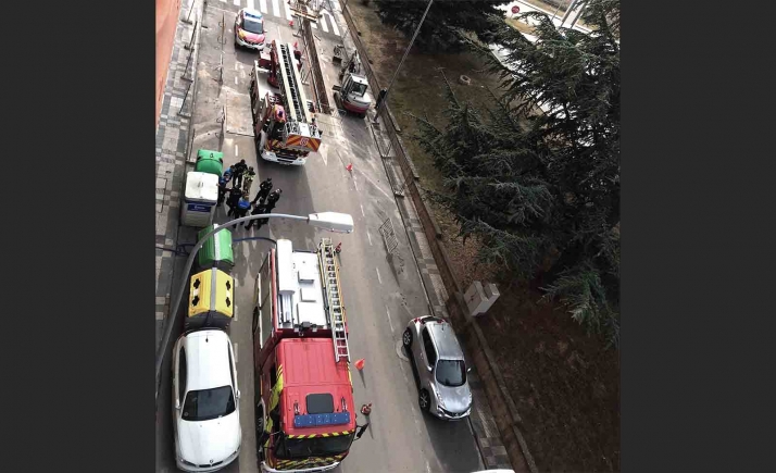 Susto al prenderse una sartén en una cocina de la calle Almazán