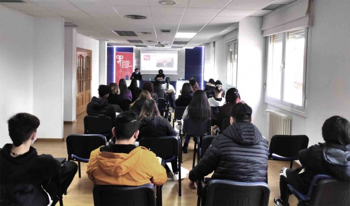 Alumnos del Politécnico aprenden de la experiencia de la Asociación Profesional Provincial de Peluquerías de Soria