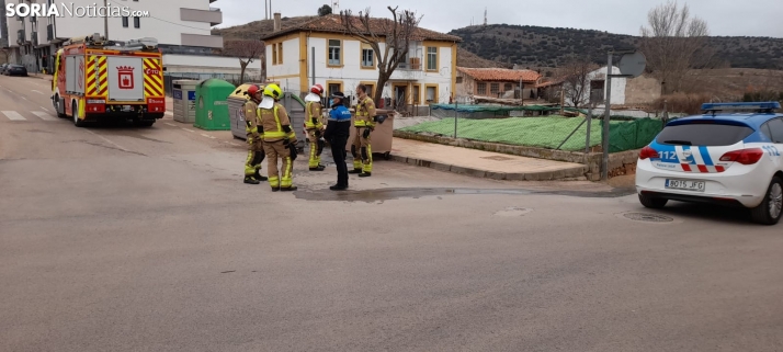 Los bomberos sofocan el incendio de un contenedor en Soria
