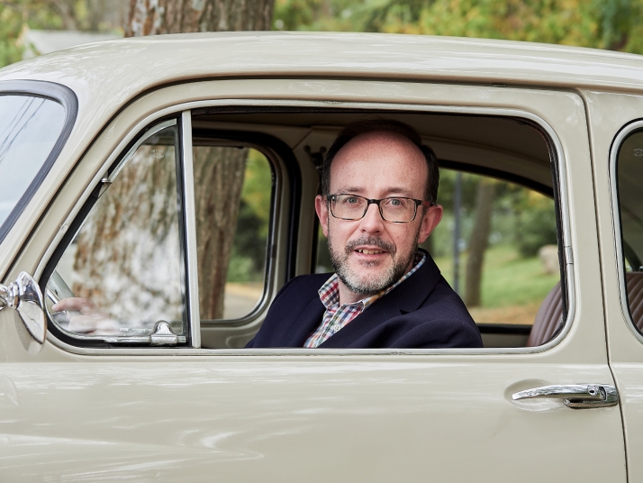 Javier Martínez, el viajero que escribe la historia de Soria desde un Seat 600
