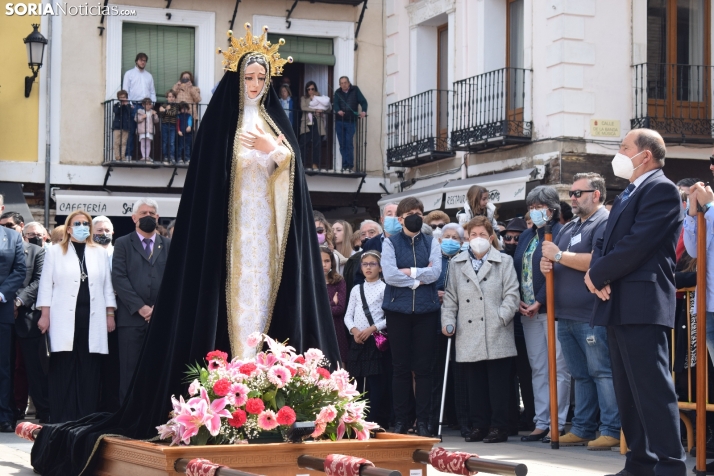 FOTOS: Revive la retirada del manto a la Virgen en el Domingo de Resurrección de El Burgo