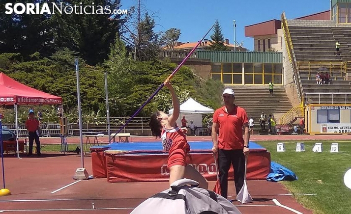 Leyre Hoyuelos brilla con su plata en el Campeonato de España de Jabalina sub-18