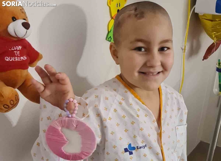 Piden ayuda para acompañar a Luana, una niña soriana ingresada en Burgos con cáncer