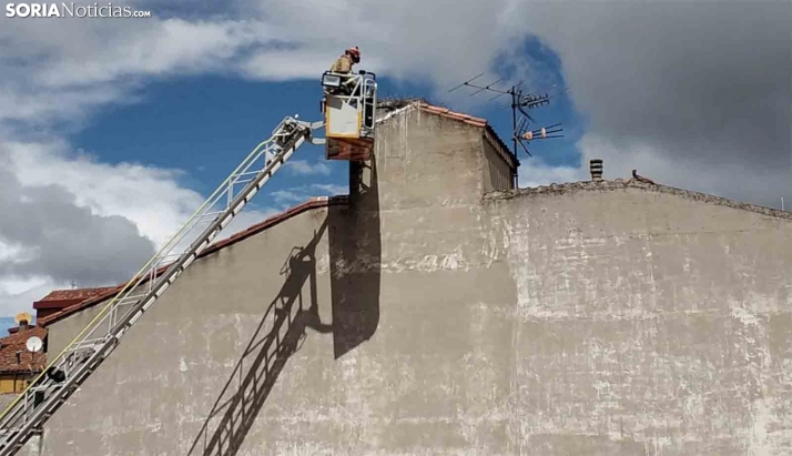 Retiran un nido de cigüeña en la calle Numancia