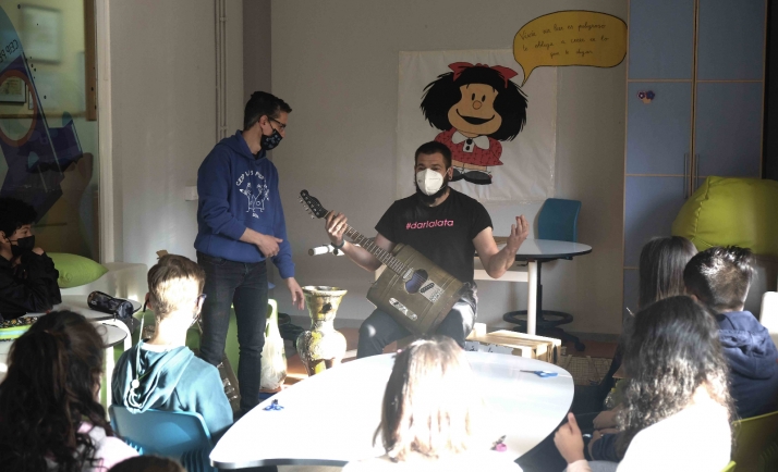 El alumnado de 5º de Primaria participa en una campaña de educación ambiental con instrumentos musicales reciclados
