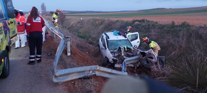 AMPLIACIÓN: Un joven de 22 años, herido en un accidente en la CL-101