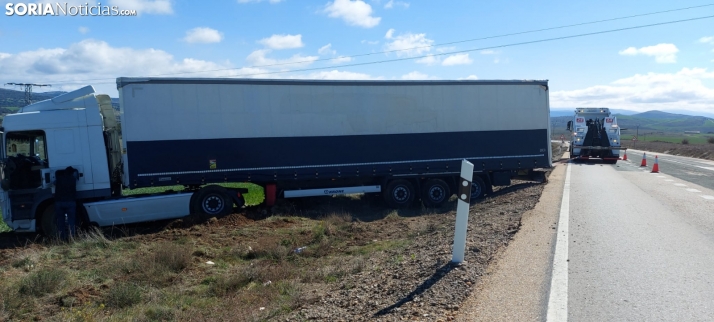 Laboriosa retirada de un camión en La Omeñaca