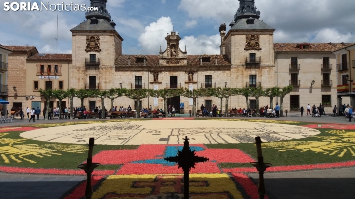 Intenso fin de semana en El Burgo con el Corpus y sus alfombras florales como protagonistas