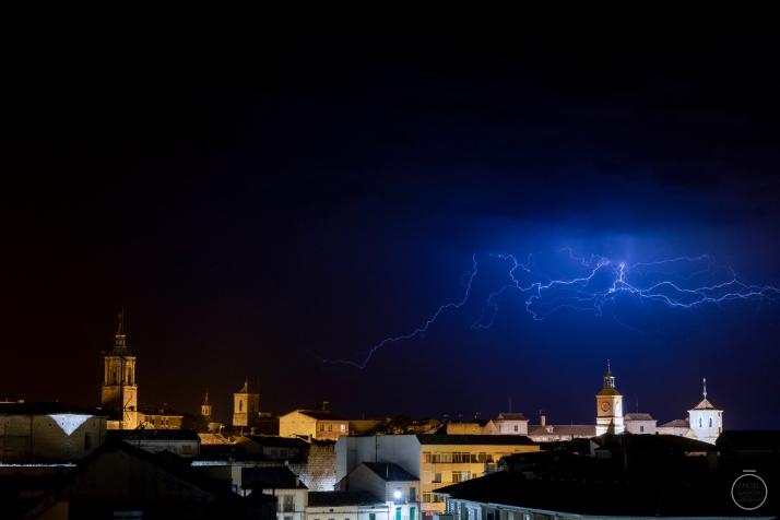 Los relámpagos iluminan la noche adnamantina