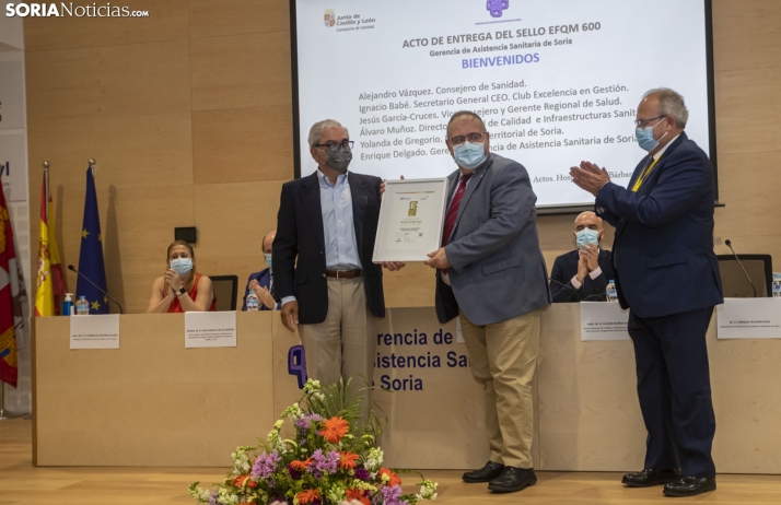 Entrega del sello a la Gerencia Sanitaria de Soria.