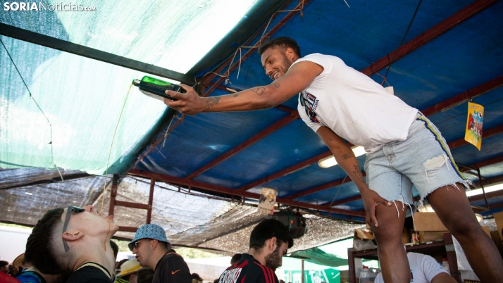 Fotos: miles de sanjuaneros disfrutan en los chiringuitos de la Compra