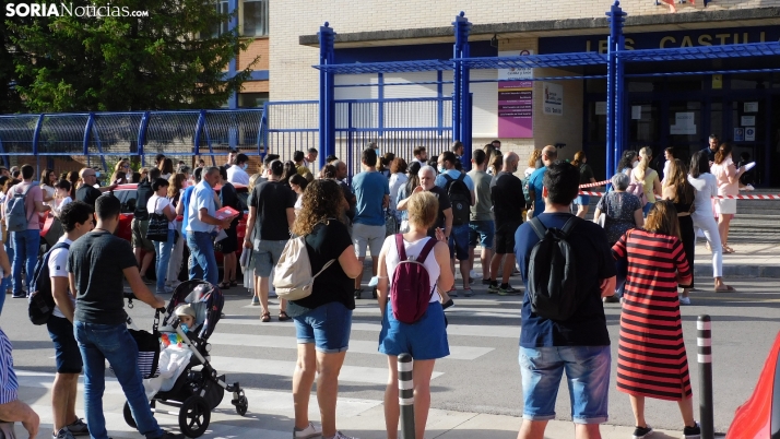 Fotos: cientos de opositores llegan a Soria para examinarse en el IES Castilla