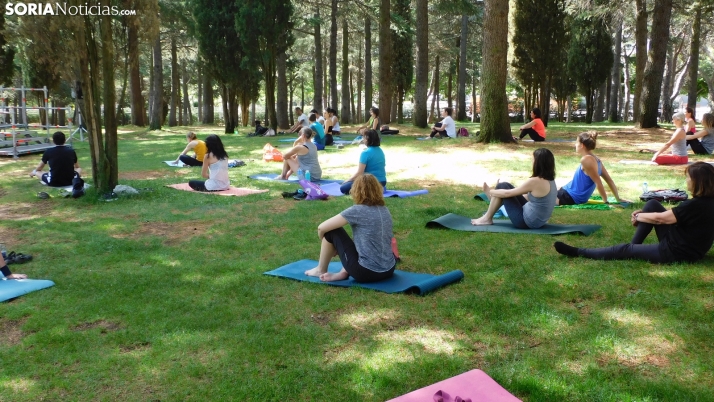 Fotos: La Dehesa se llena de paz para celebrar el Día Internacional del Yoga