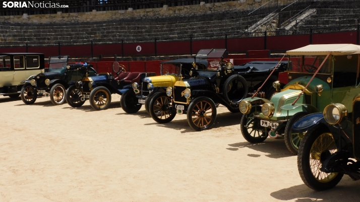 Fotos: La Plaza de Toros de El Burgo se convierte por un día en un museo de coches clásicos