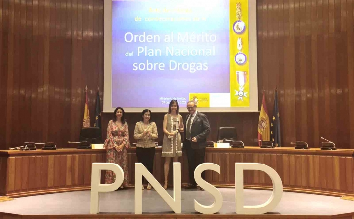 La comisionada regional para la Droga recibe la Cruz Blanca de la Orden al Mérito del Plan Nacional sobre Drogas