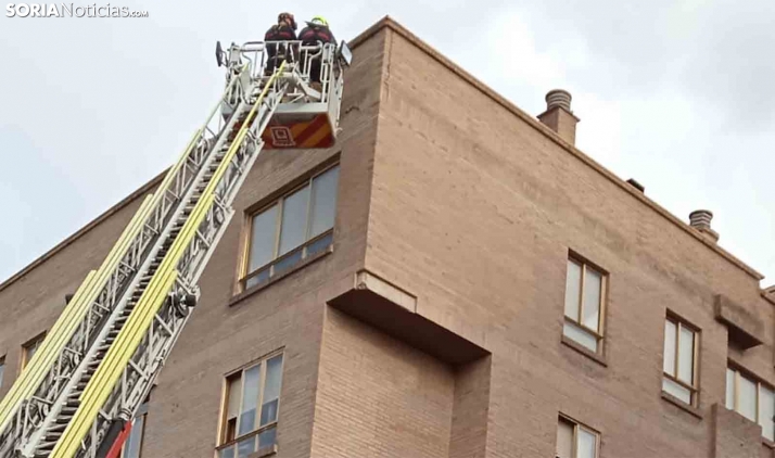 Los bomberos actúan en una fachada del Calaverón