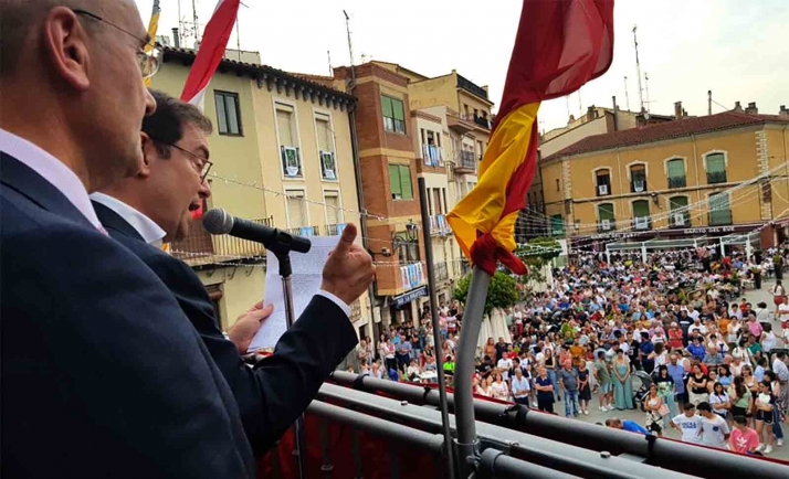 Sierra, al micrófono, en presencia del alcalde durante el pregón. /JS