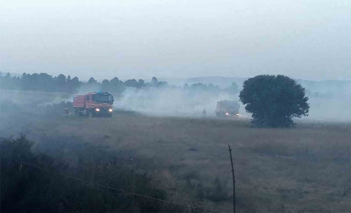 Las temperaturas y el viento de más de 40 km/h complican las labores en el incendio de la sierra de la Culebra, activo