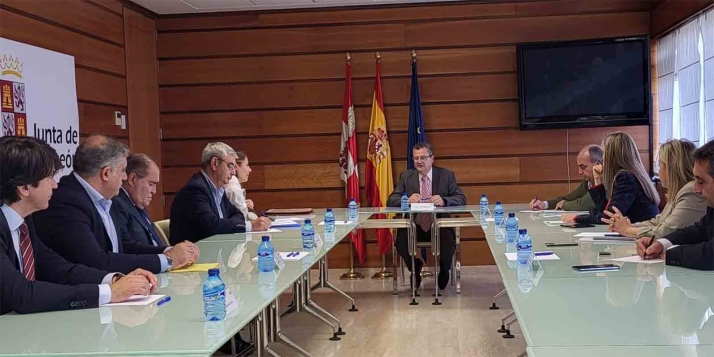 Junta y empresas de la distribución analizan la situación de la cadena alimentaria en Castilla y León