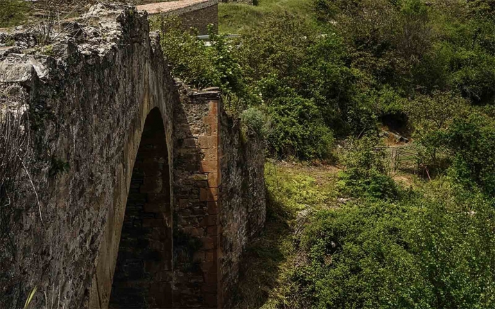 Las obras del puente medieval de Magaña sacan a la luz su pavimento original