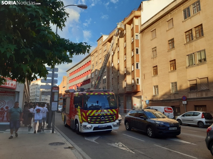Un pedazo de una cornisa cae a la acera en la calle San Benito