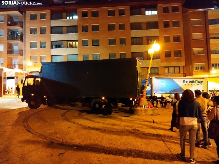 Video: Un camión, a punto de derribar una farola en la plaza de Las Balsas
