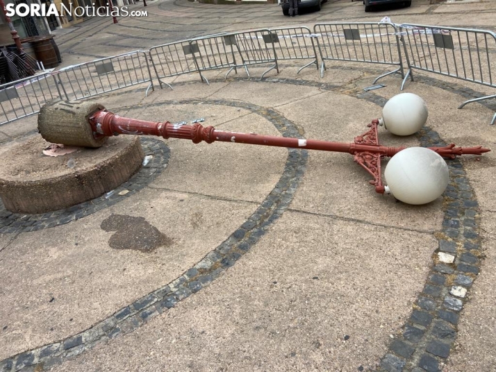 Rectificación: Depositada en el suelo la farola accidentada ayer por la noche junto a la Plaza de Toros