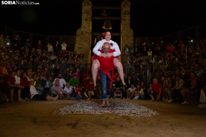 En imágenes: San Pedro celebra su Paso del fuego 