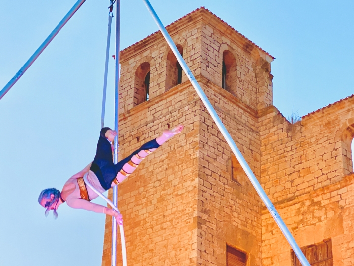 En imágenes: el circo se eleva gracias al escenario patrimonial de Berlanga