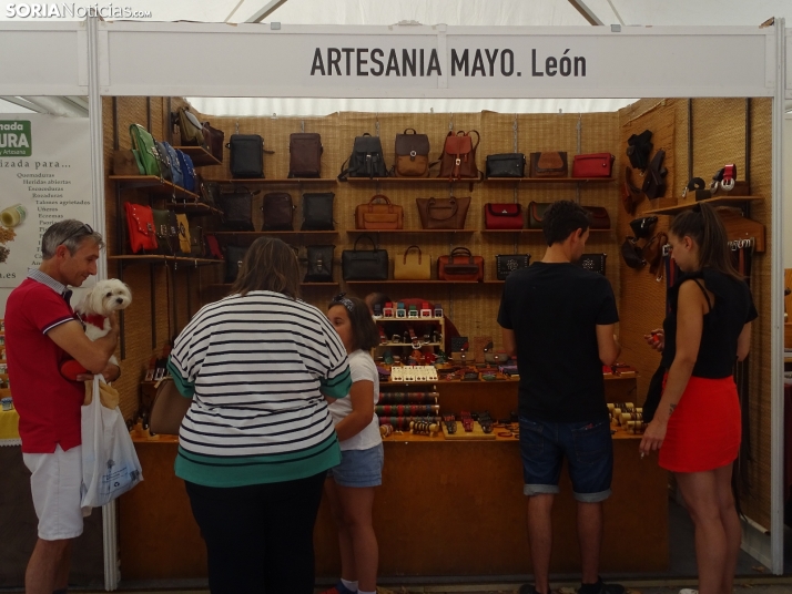 En imágenes: Los puestos y talleres de la Feria de Artesanía ya están en el Espolón
