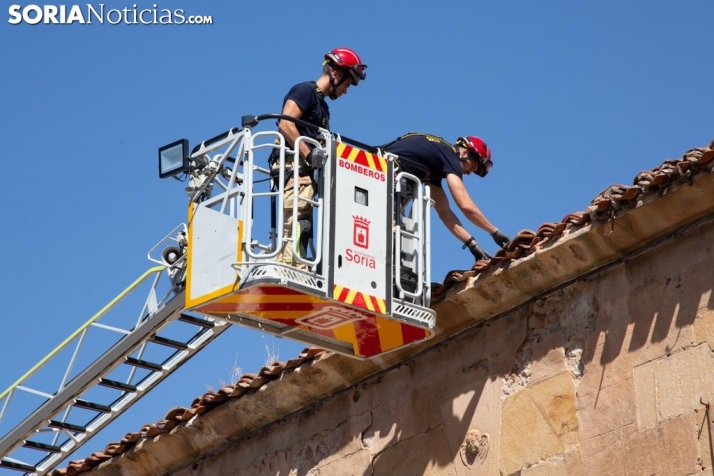 En video: Los bomberos de Soria intervienen en la fachada de un edificio junto al río 