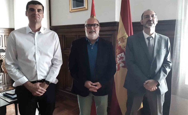 Miguel Latorre recibe en la Subdelegación al nuevo jefe de Inspección de Telecomunicaciones en Soria