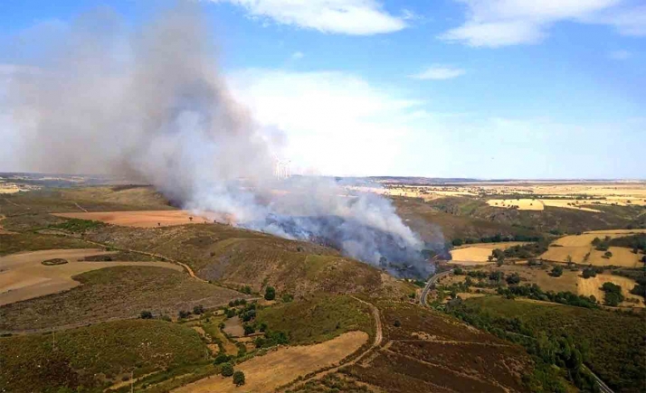 Seis pueblos, evacuados por el incendio de Vegalatrave, en Zamora, declarado de Nivel 2